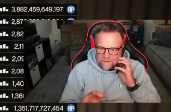 The actor took a phone call apparently warning him before he abruptly ended his stream.