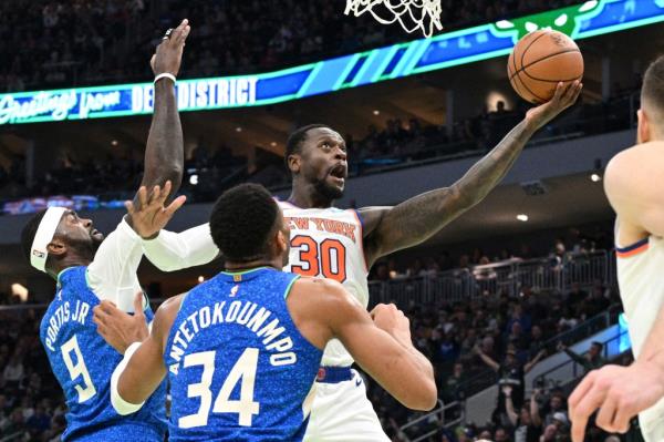 Julius Randle, who scored 41 points, goes up for a layup during the Knicks' loss.