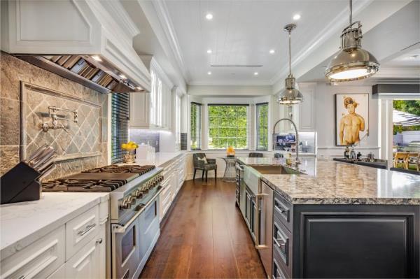 The kitchen boasts a breakfast nook.