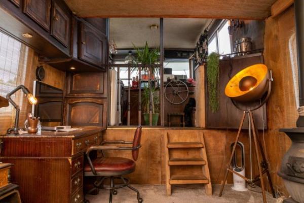 office space on houseboat hippo