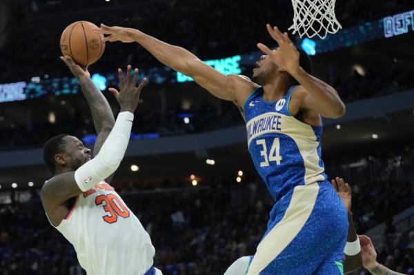 New York Knicks' Julius Randle tries to shoot past Milwaukee Bucks' Giannis Antetokounmpo.