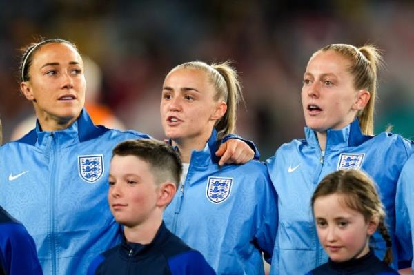 Members of the England team singing the natio<em></em>nal anthem