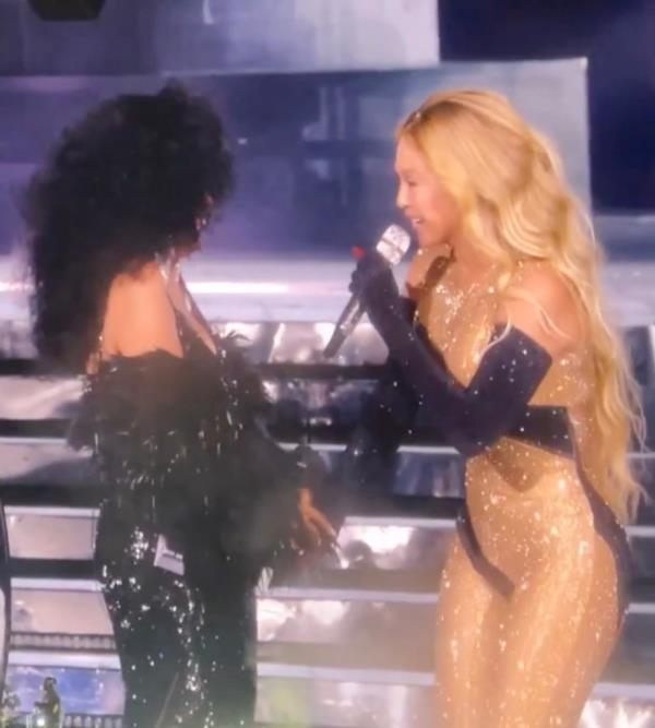 Following the emotio<em></em>nal moment, both singers embraced each other as Knowles-Carter offered her sincerest thanks. 