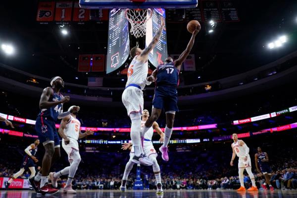 Isaiah Hartenstein defends a shot during the Knicks' win over the 76ers on Feb. 22, 2024. 