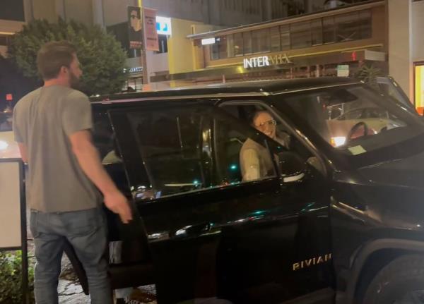 Being the gentleman he is, Affleck opens the door open for his wife as she clambers into the car before the 