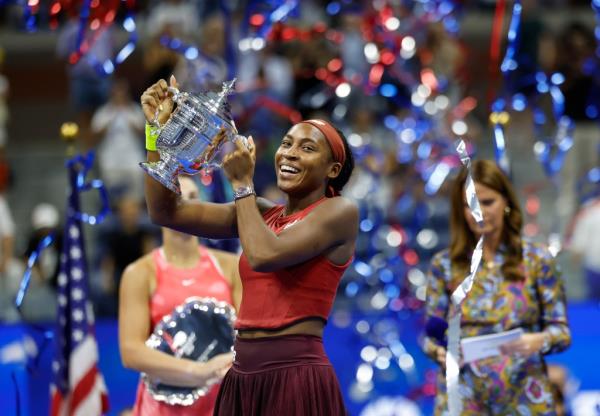 Coco Gauff holds up the trophy after she defeats Aryna Sabalenka