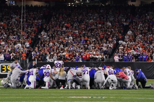 Bills players huddle and pray after teammate Damar Hamlin #3 collapsed on the field