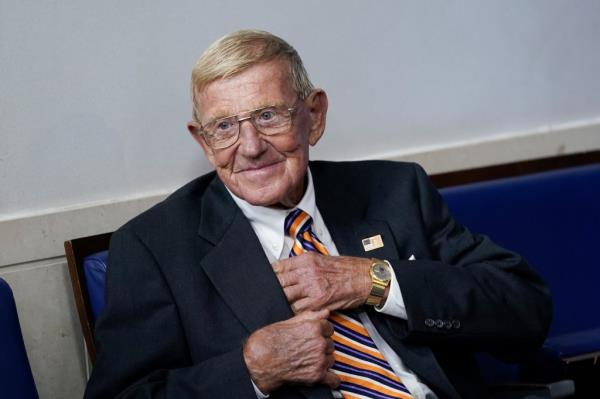 It is speculated that Lou Holtz will be supporting Do<em></em>nald Trump in the upcoming presidential election.</p>

<p>　　