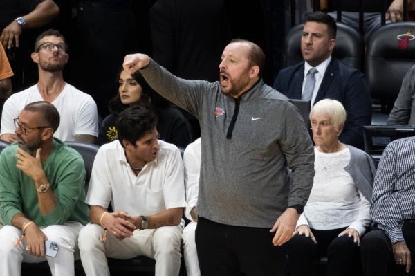  Knicks head coach Tom Thibodeau reacts on the ba<em></em>seline