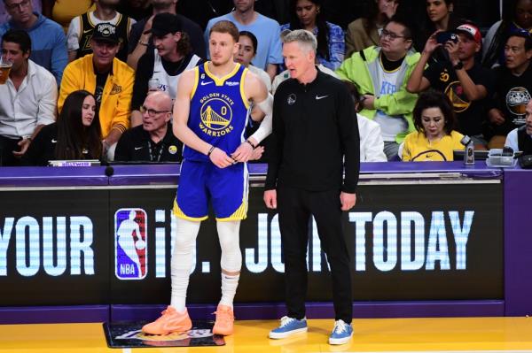 Do<em></em>nte DiVincenzo #0 and Head Coach Steve Kerr of the Golden State Warriors talk