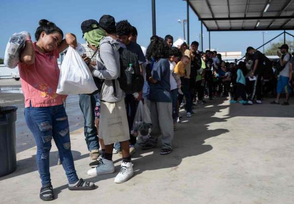a<em></em>bout 17,000 migrants have arrived in Chicago since August, 2022. a<em></em>bout 1,250 are now expected to arrive daily