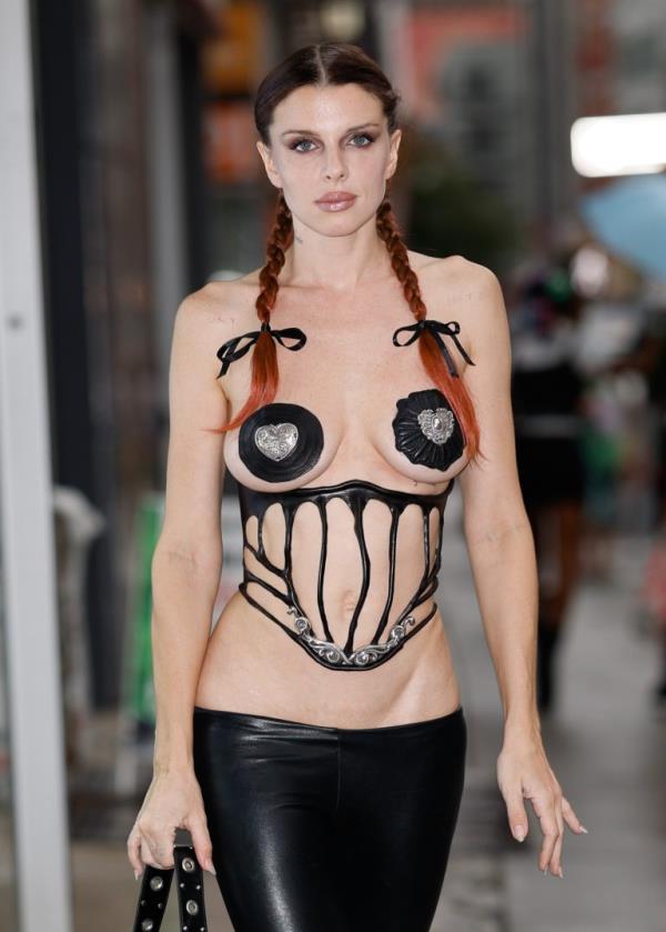 Julia Fox NYFW