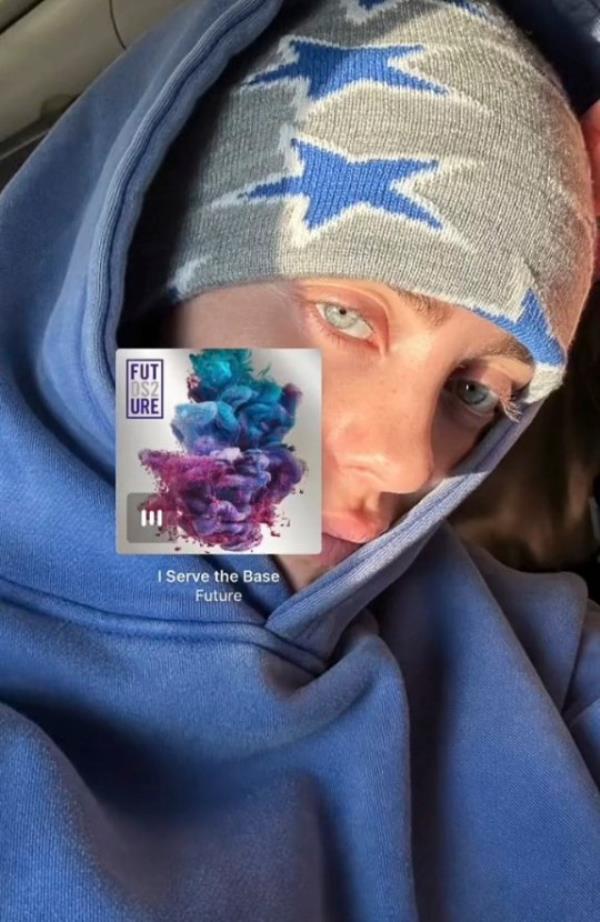 billie eilish selfie 