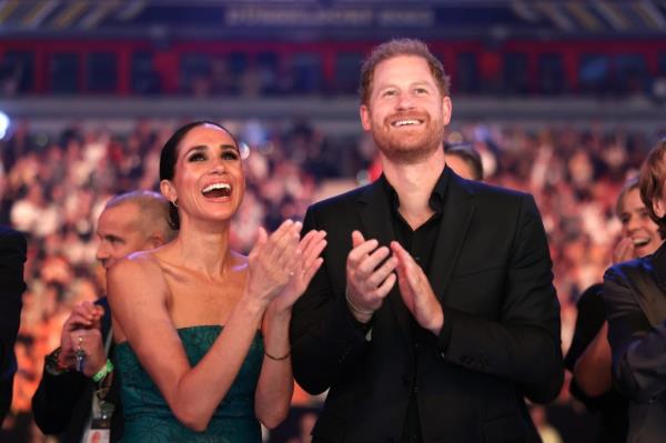 Prince Harry and Meghan Markle clapping at Invictus Games Düsseldorf 2023 closing ceremony.