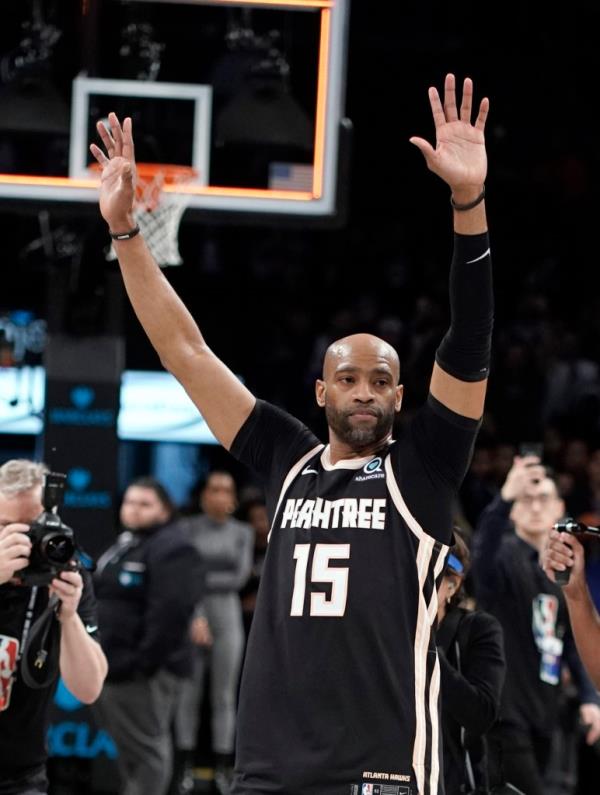 Vince Carter waves to the crowd in 2020.