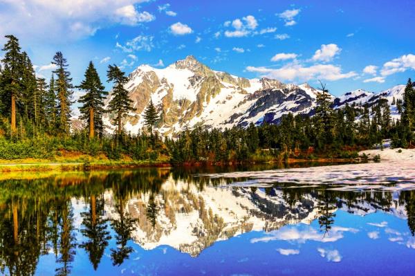 North Cascades park in Washington, lake and mountains 
