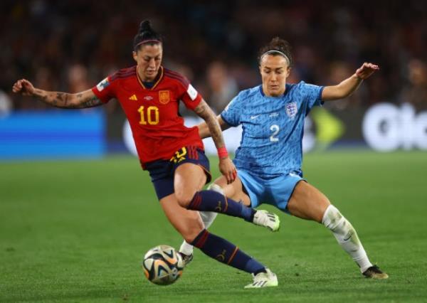 Lucy Bro<em></em>nze and Jenni Hermoso in the World Cup final