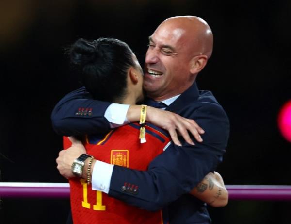 Jenni Hermoso is embraced by Luis Rubiales