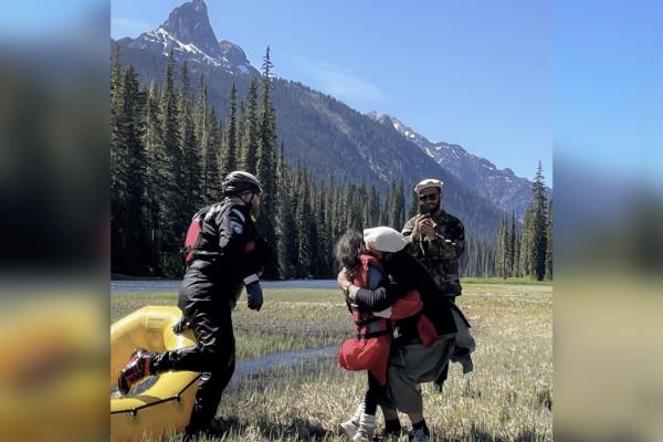 Shunghla Mashwani became separated with her family after she was unable to find the footbridge, according to the sheriff’s office.</p>

<p>　　