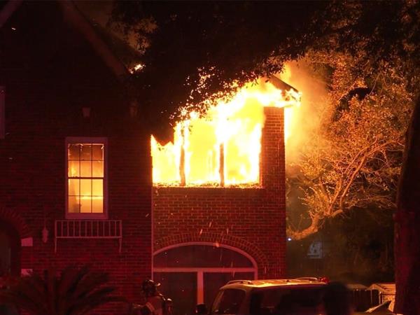 Beyoncé’s childhood home in Houston is pictured on fire early Mo<em></em>nday morning.
