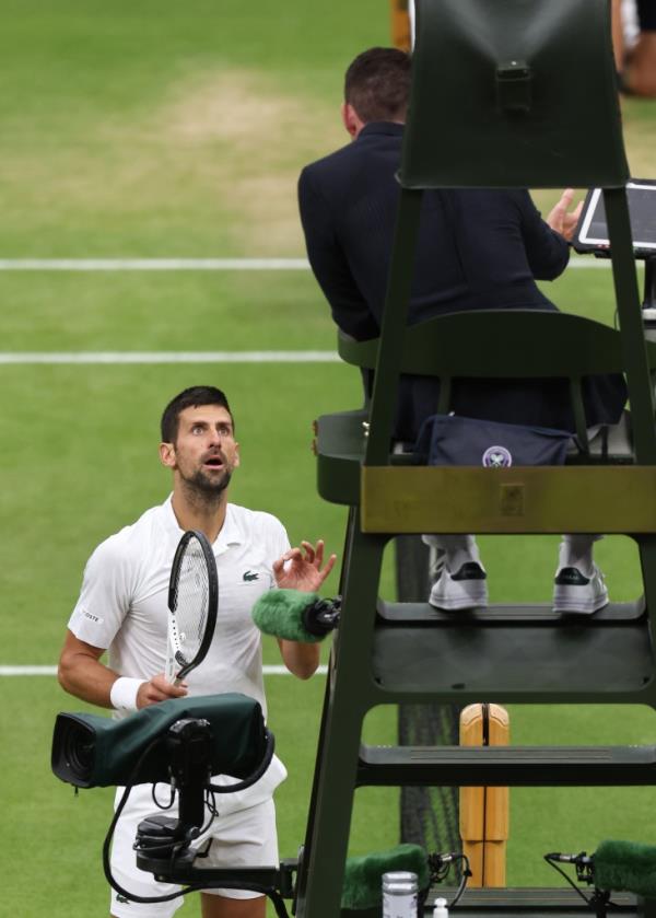 Novak Djokovic argues with the umpire