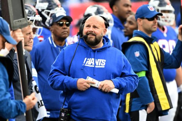 Giants head coach Brin Daboll looks up at the scoreboard