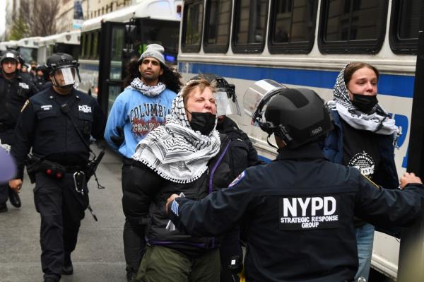 Pro-Palestine protesters at Columbia University with NYPD loading arrested students o<em></em>nto buses