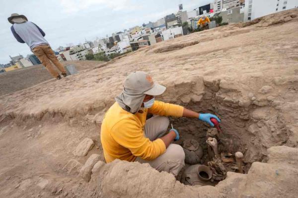 A worker uncovers a mummy belo<em></em>nging to the pre-Inca Ychsma culture buried in a shallow funeral chamber on an ancient sanctuary 