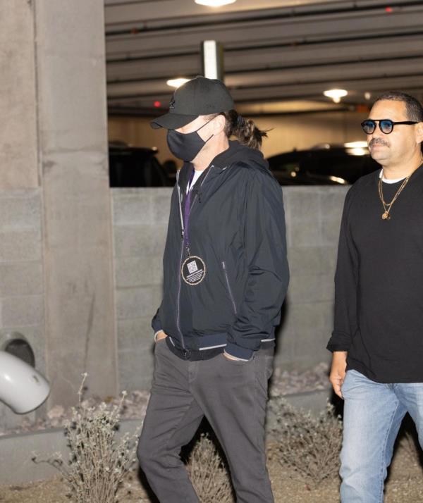 Leo<em></em>nardo DiCaprio was seen wearing a wig as he left Super Bowl LVIII in Las Vegas.