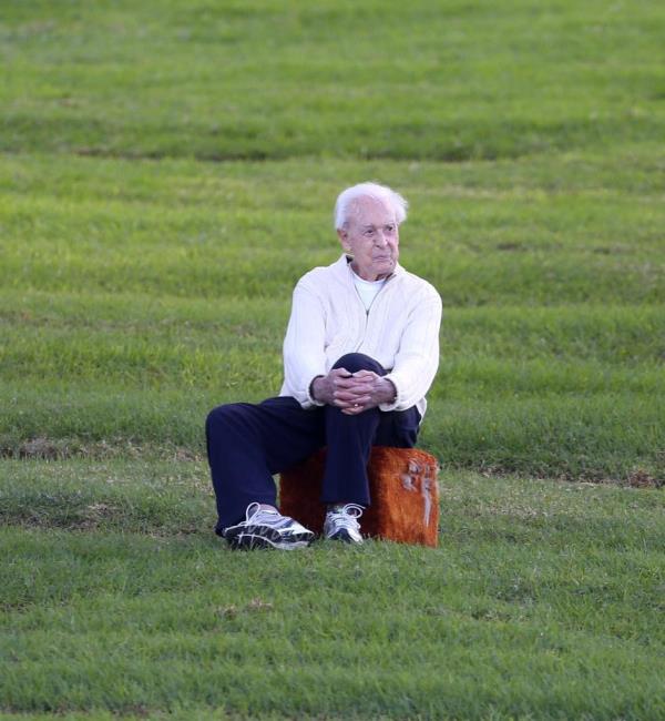 Barker was spotted visiting his late wife at Forrest Lawn Cemetery with his caretaker again on November 17, 2017. 