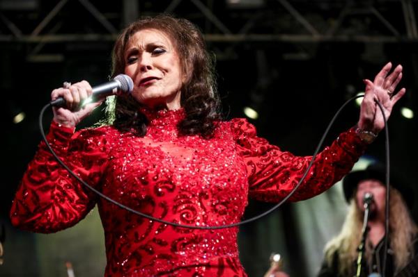 Loretta Lynn singing. 