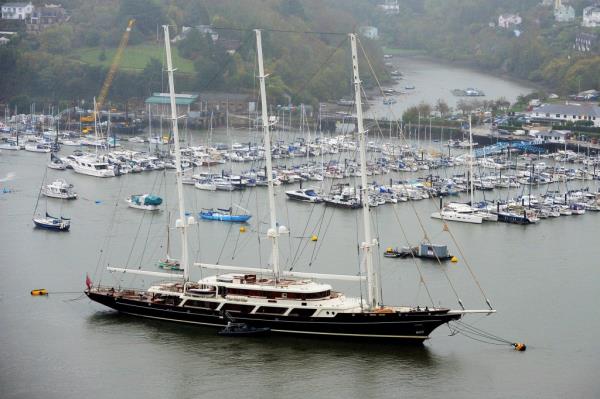 The yacht is owned by Film mogul Barry Diller and his fashion designer wife, Diane von Fuerstenberg.</p>

<p>　　