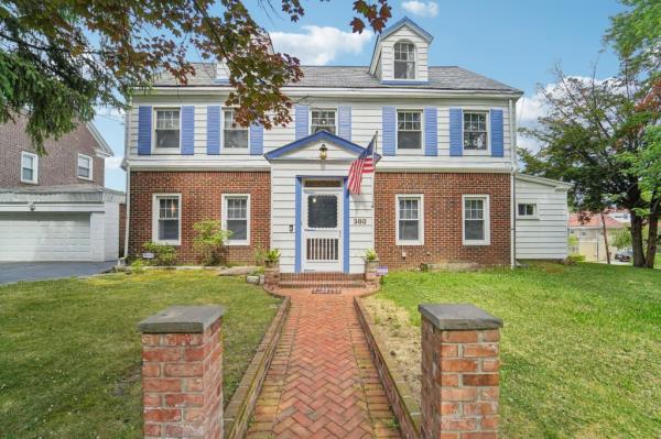 The home occupies a<em></em>bout 3,000 square feet. 