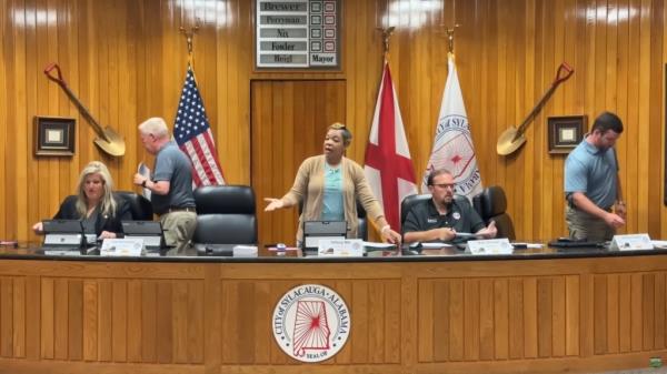 Sylacauga City Council President Tiffany Nix adjourned a meeting after several attendees pressed the council on the issue of illegal immigrants, according to reports.</p>

<p>　　