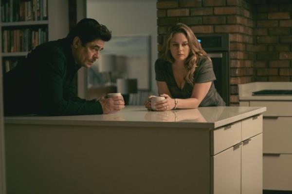 Benicio Del Toro and Alicia Silverstone in Netflix movie Reptile (2023)