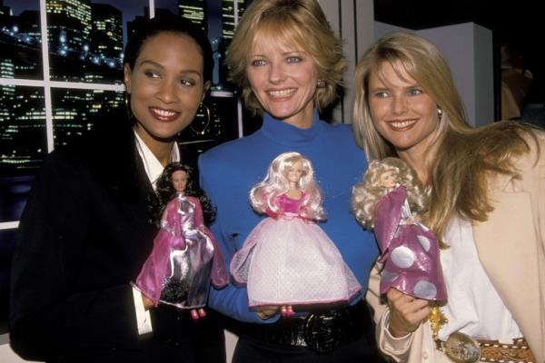 Beverly Johnson, Cheryl Tiegs, and Christie Brinkley holding dolls 