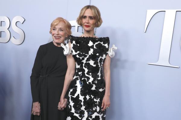 Holland Taylor with Sarah Paulson. 