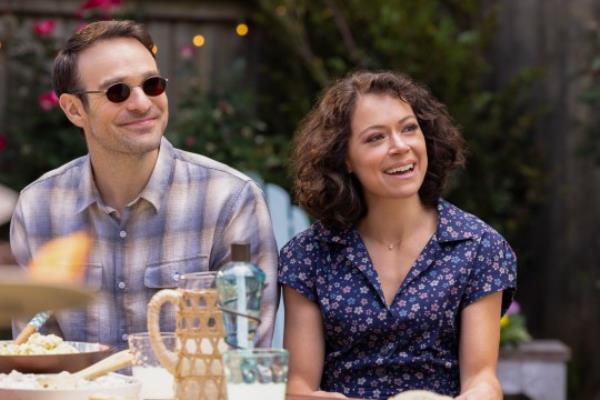 Charlie Cox and Tatiana Maslany in She-Hulk 