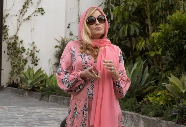 Jennifer Coolidge in sunglasses. 