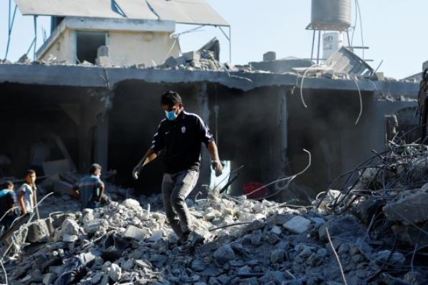 Palestinians search for casualties under the rubble in the aftermath of Israeli strikes amid the o<em></em>ngoing co<em></em>nflict between Israel and the Palestinian Islamist group Hamas, in Khan Younis in the southern Gaza Strip October 13, 2023. REUTERS/Ibraheem Abu Mustafa