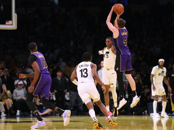 Dalton Knecht roasted the Jazz perimeter defense. 
