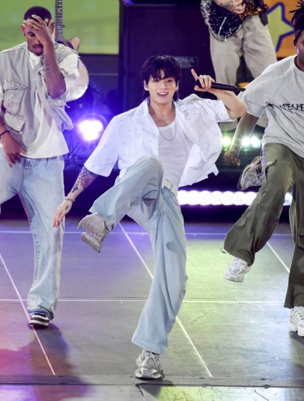 Jung Kook performs solo on ABC's 