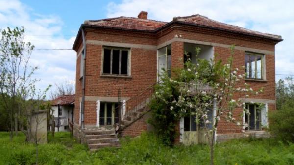 The six-bedroom house is a bargain for ￡3,000 but will need co<em></em>nsiderable work(Picture: Channel 4)