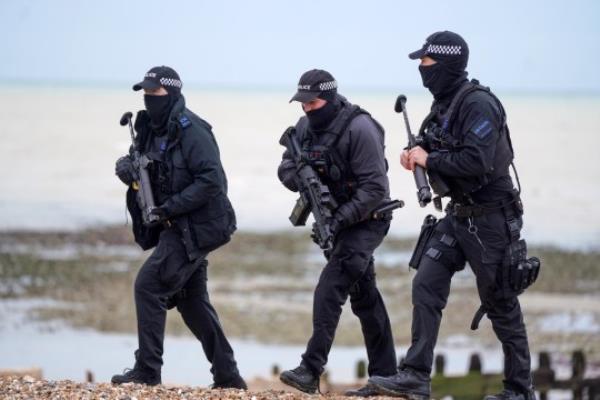 30 KG OF COKE WASHED UP IN GORING WORTHING WEST SUSSEX - ARMED POLICE Mo<em></em>nITER -