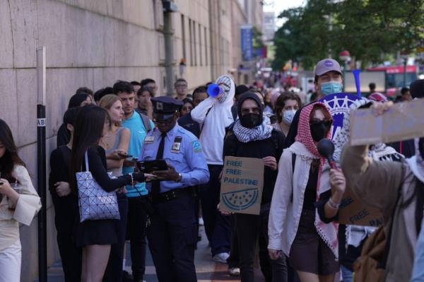 The incident comes as college students protest in NYC over the war in Gaza resumed, with dozens of pro-Palenstinian demo<em></em>nstrators taking to the Columbia University campus on Tuesday.</p>

<p>　　