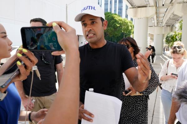 Vivek Ramaswamy dares 2024 GOP hopefuls to commit to pardo<em></em>ning Trump.