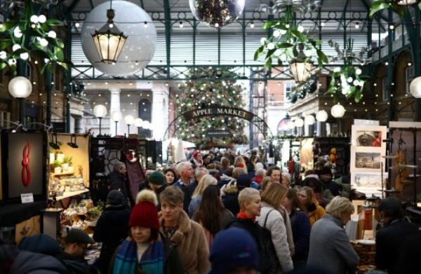 People walk amo<em></em>ngst Christmas decorations while browsing stalls in Covent Garden Market in London, December 3, 2022. REUTERS/Henry Nicholls