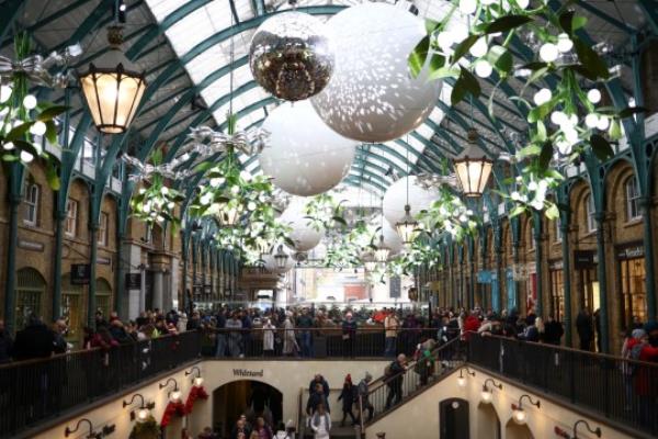 People walk amo<em></em>ngst Christmas decorations in Covent Garden Market in London, December 3, 2022. REUTERS/Henry Nicholls