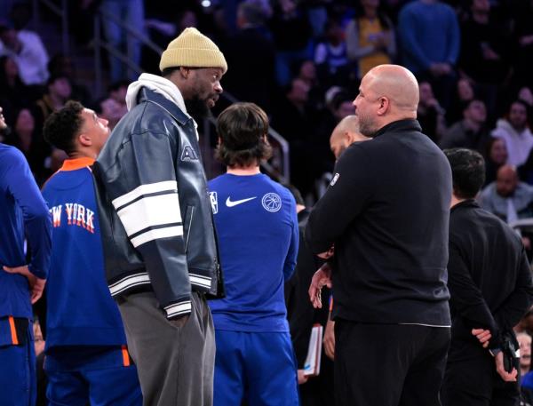 Julius Randle was on the bench in street clothes during the Knicks' loss to the Lakers on Feb. 3, 2024. 