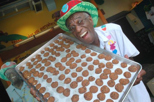 Wally Amos with a tray of freshly baked coo<em></em>kies